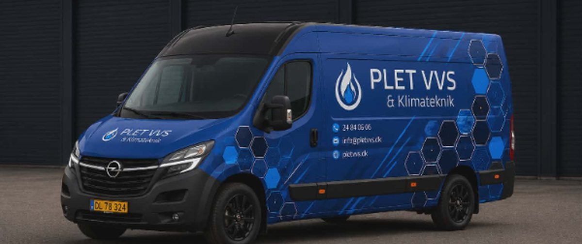 PLET VVS & Klimateknik firmabil i blå folielakering med logo og kontaktoplysninger